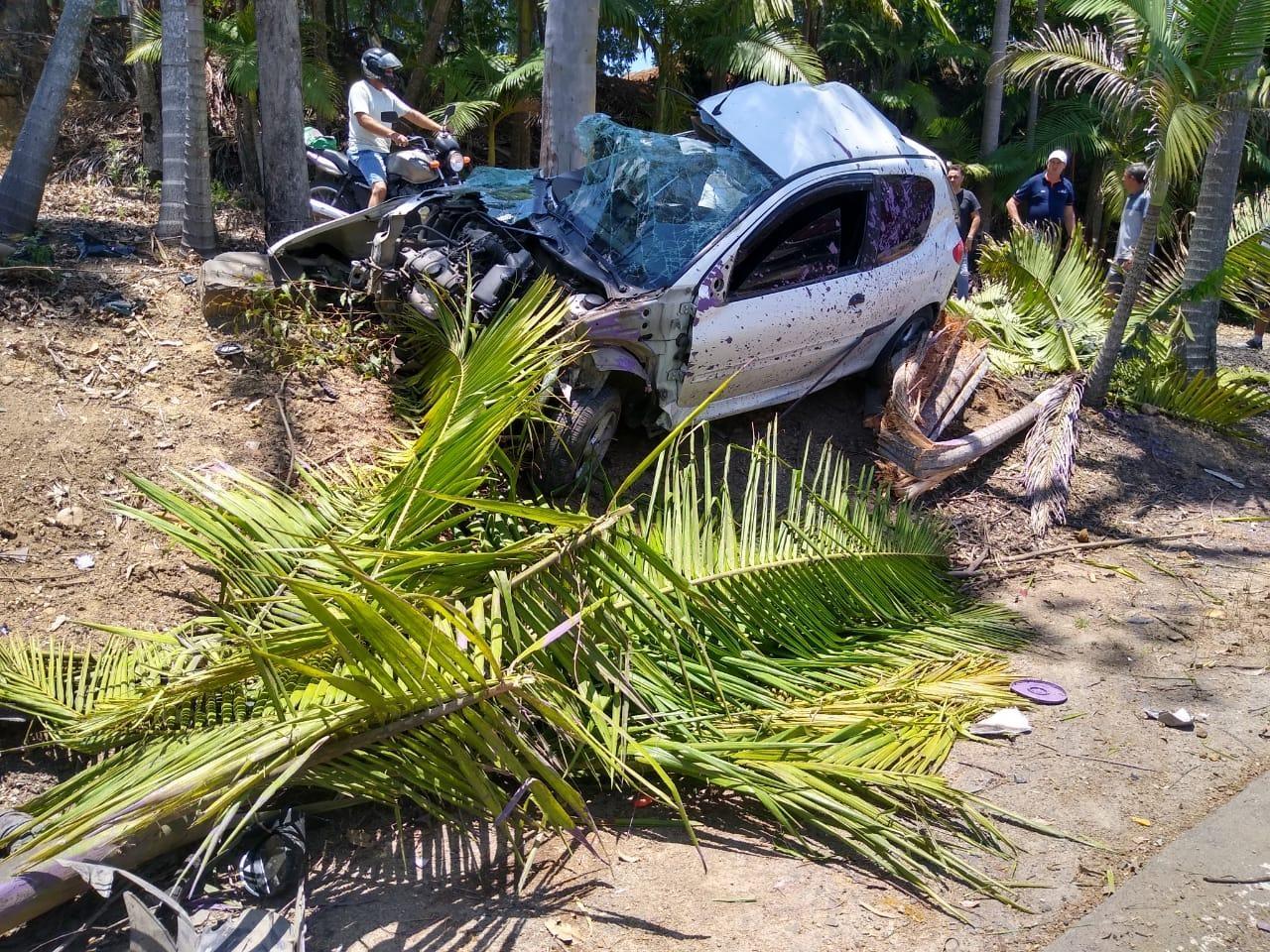 Veículo sai de pista e bate em árvores no Cerro Negro em Ituporanga