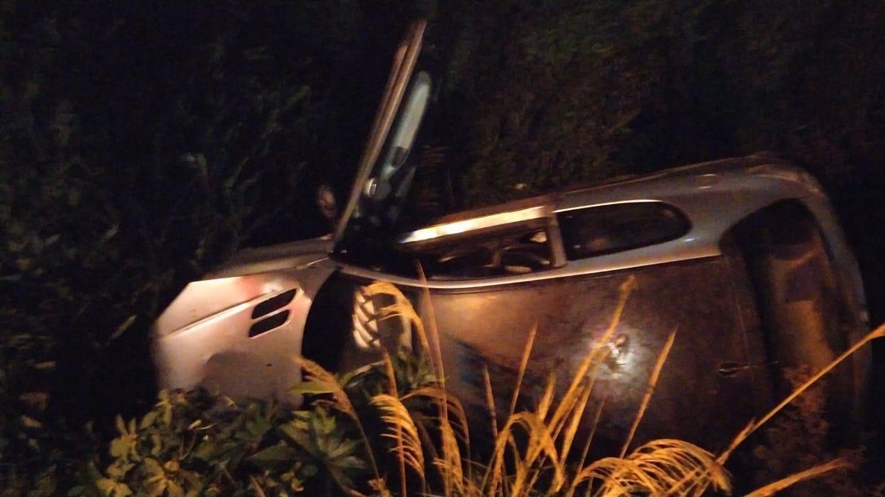 Veículo tomba após sair de pista na SC-350
