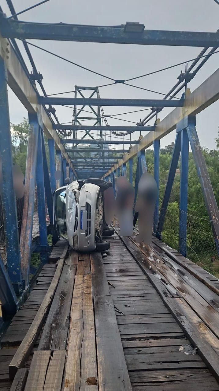 Veículo tomba e bloqueia trânsito na ponte Viriato Alves Garcia em Rio do Sul