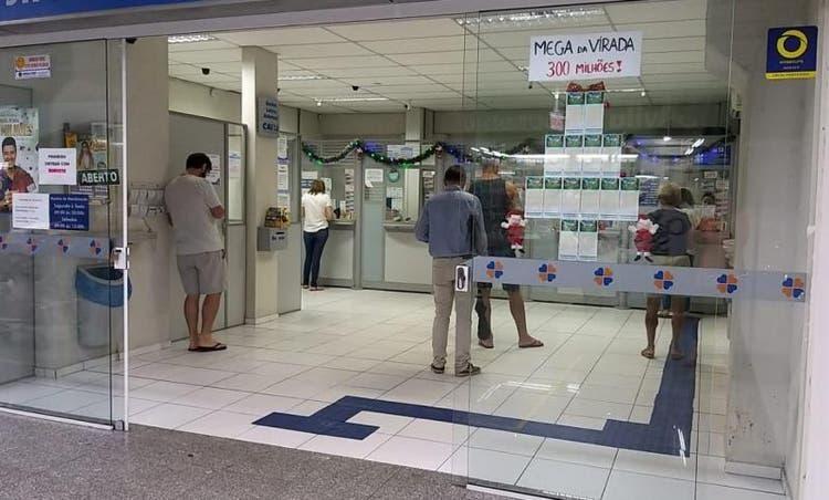 Vencedor da Mega da Virada que apostou em Criciúma retira prêmio 3 dias depois do sorteio 