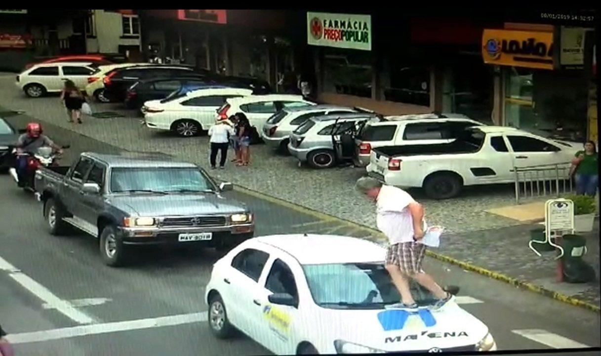 Vereador passa por cima de capô de carro parado na faixa de pedestre em SC