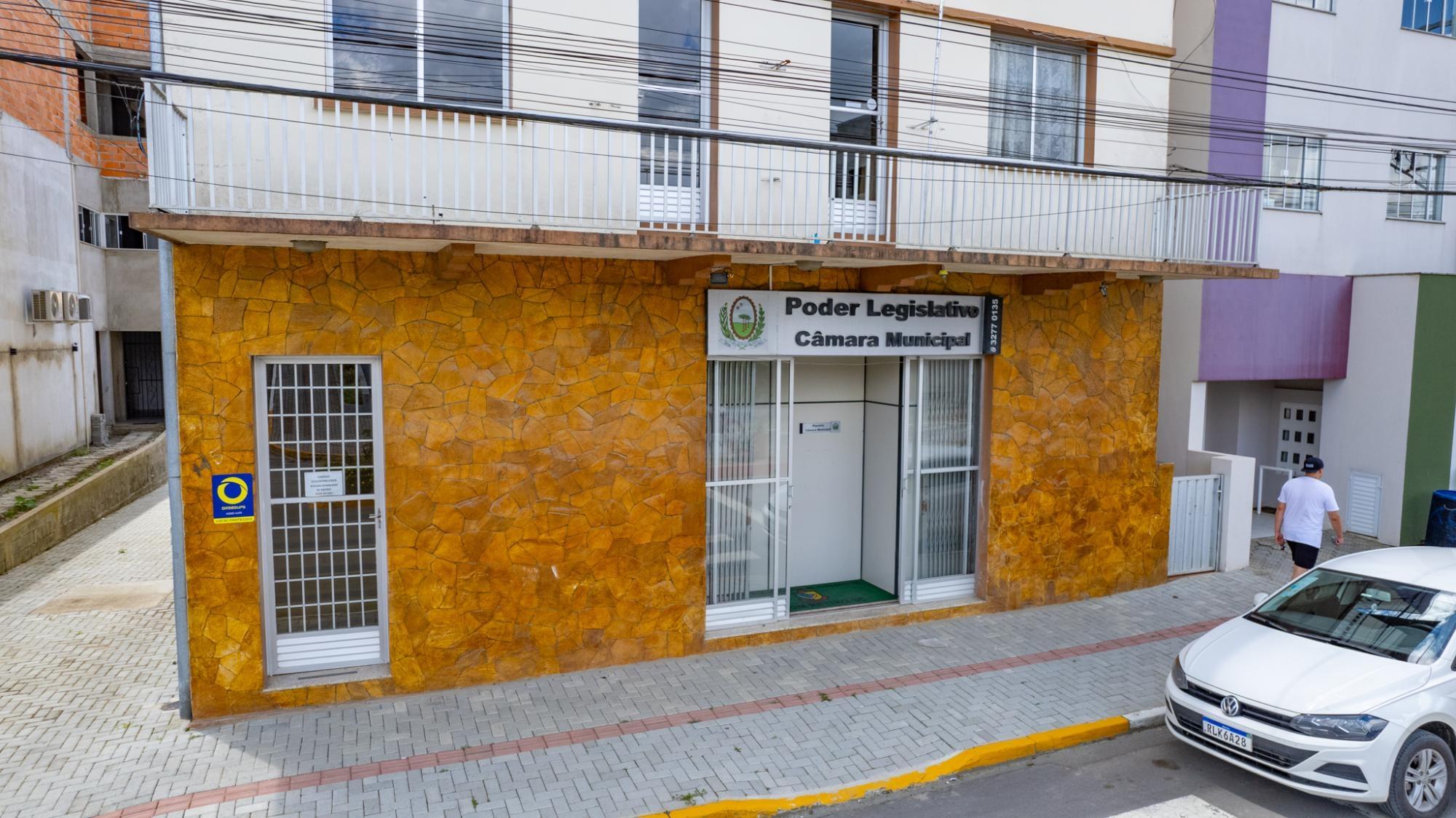 Vereador pede conserto do calçamento no acesso à localidade de Entrada
