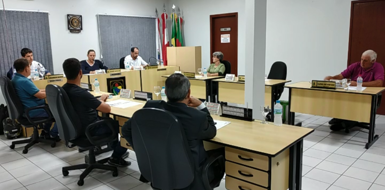 Vereadores de Alfredo Wagner comemoram aprovação de quadra coberta para a escola de Passo da Limeira