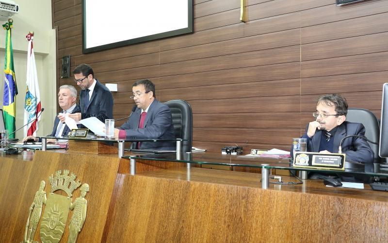 Vereadores de Florianópolis aumentam verba e criam vale-alimentação em 25 segundos
