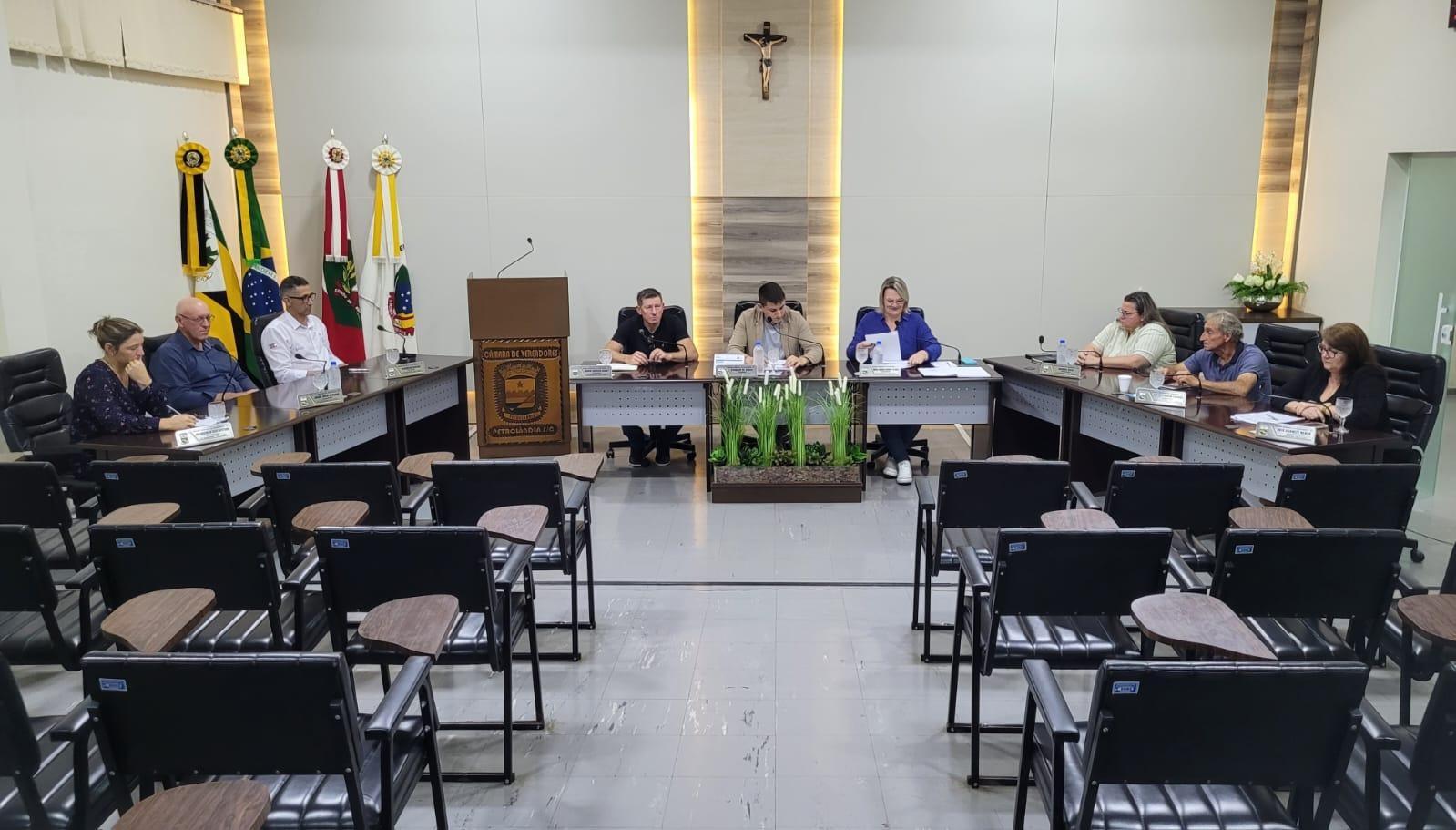 Vereadores questionam administração de Petrolândia por máquinas realizarem serviços particulares e agricultores não serem atendidos