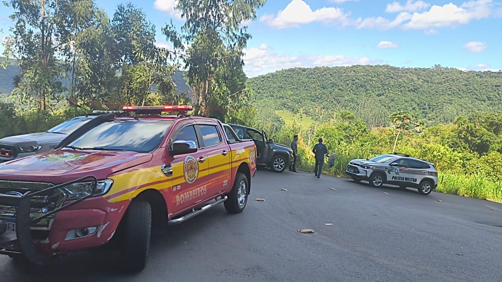 Viatura da Polícia Militar cai em ribanceira na Serra do Tucano