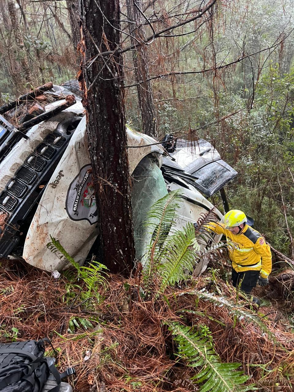 Viatura do Dease capota às margens da BR-282 em Bom Retiro