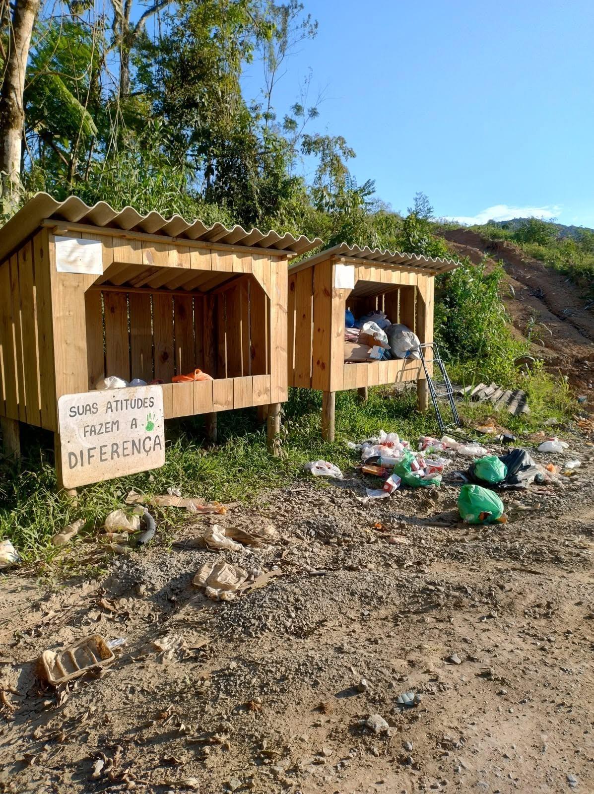 Vidal Ramos instala lixeiras no interior e orienta moradores sobre coleta de lixo