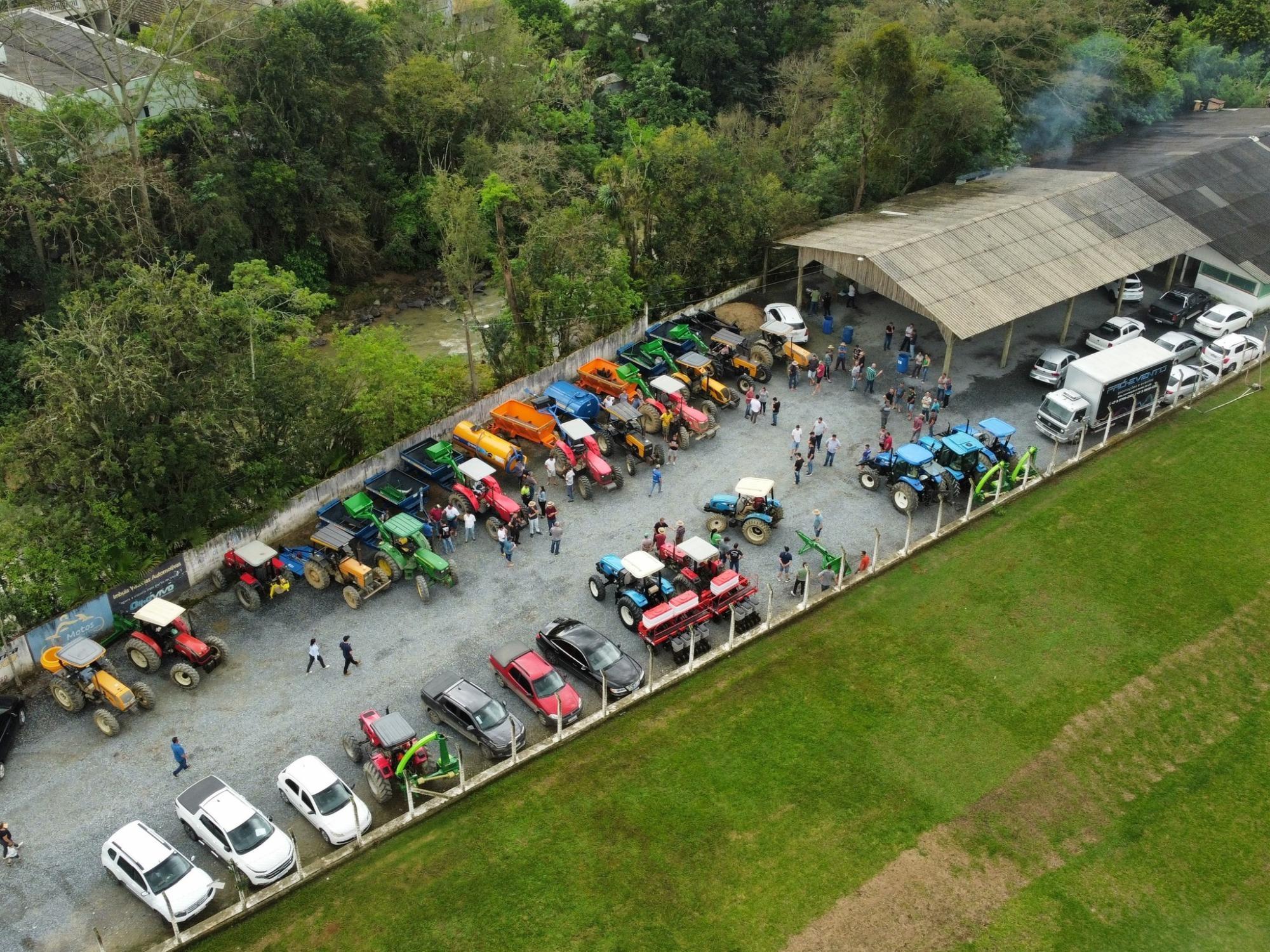 Vidal Ramos realiza a maior entrega de equipamentos agrícolas da história do município