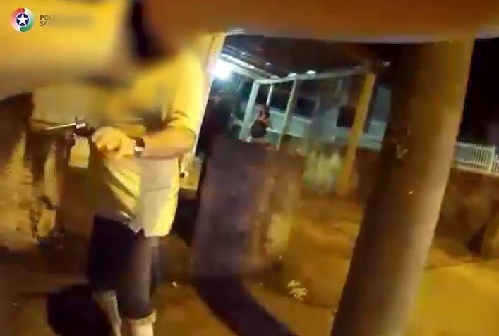 VÍDEO: homem armado atira em policial, é baleado, e morre no Alto Vale