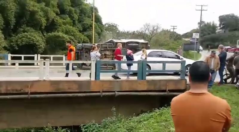 Vídeo: Veículo do Exército tomba durante simulação em Taió 