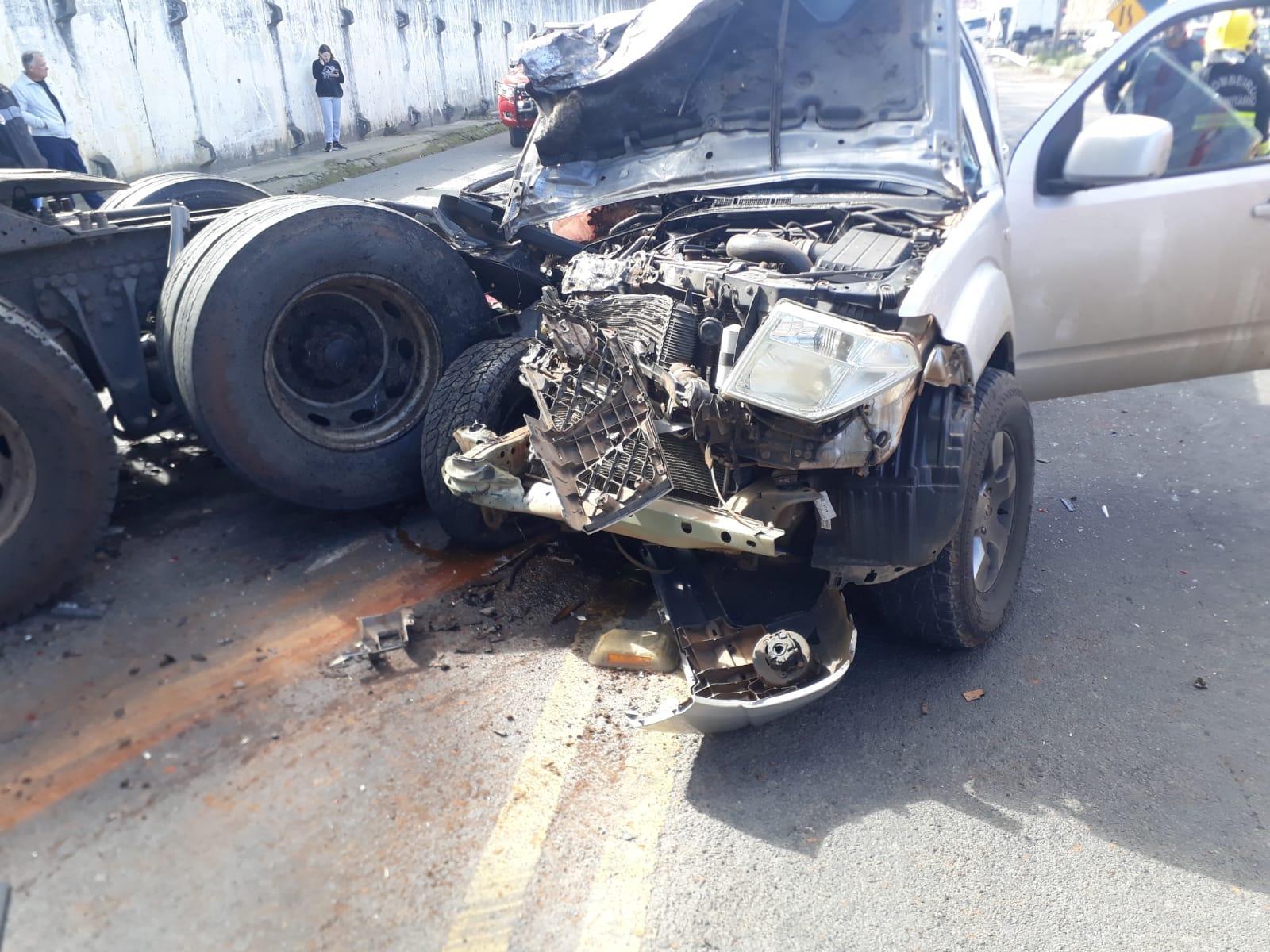 Vítima fica presa as ferragens após acidente de trânsito na BR-470