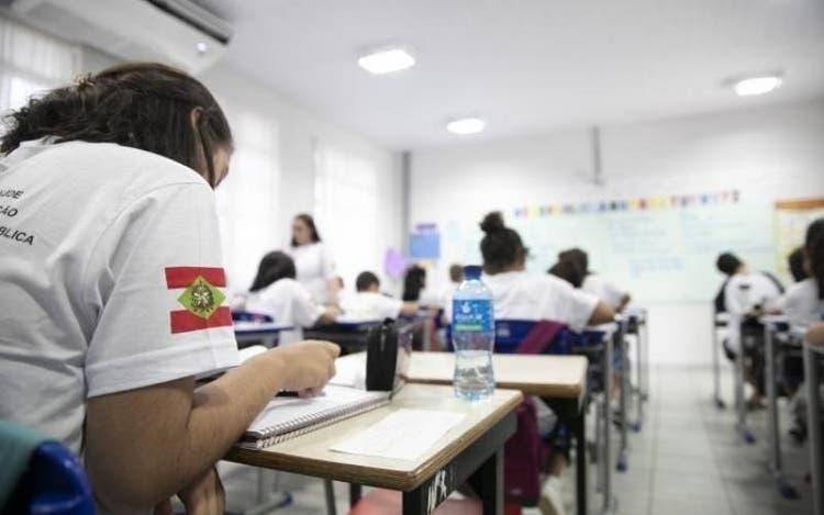Volta às aulas presenciais em Santa Catarina seguirá cronograma por faixa etária
