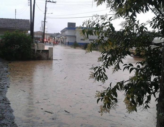 Chuva forte causa alagamentos em Imbuia - 