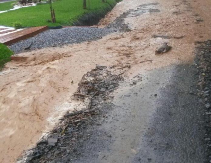 Chuva forte causa alagamentos em Imbuia - 